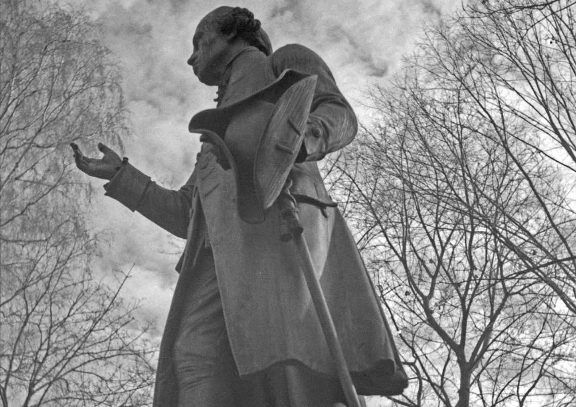 Das Bild zeigt die Statue von Immanuel Kant vor der Universität Kaliningrad. Das Bild illustriert einen Kommentar zur Weltanschauung.