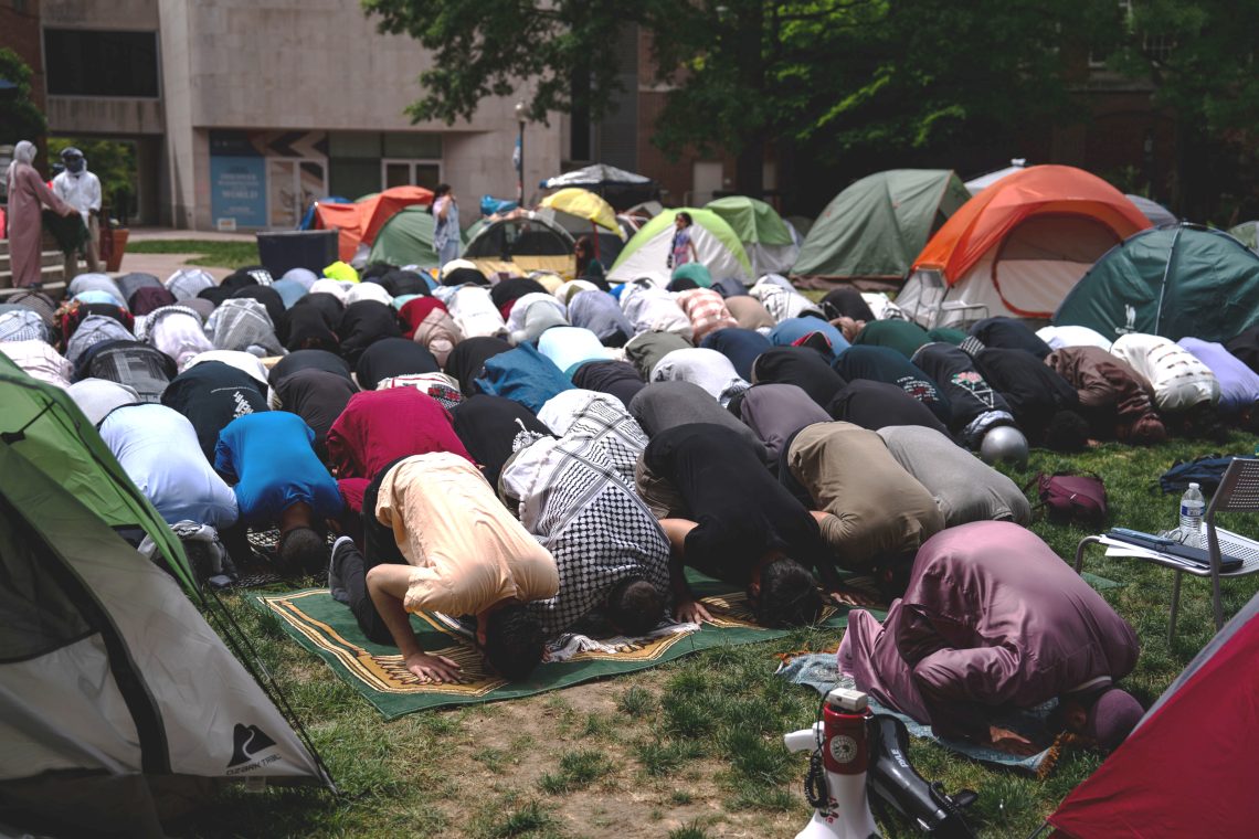 Studenten beten am 3. Mai 2024 in Washington, DC bei einem Zeltlager im Universitätshof der George Washington University. Das Bild illustriert den Kommentar „Unterwerfung“ über islamische Aktivisten.
