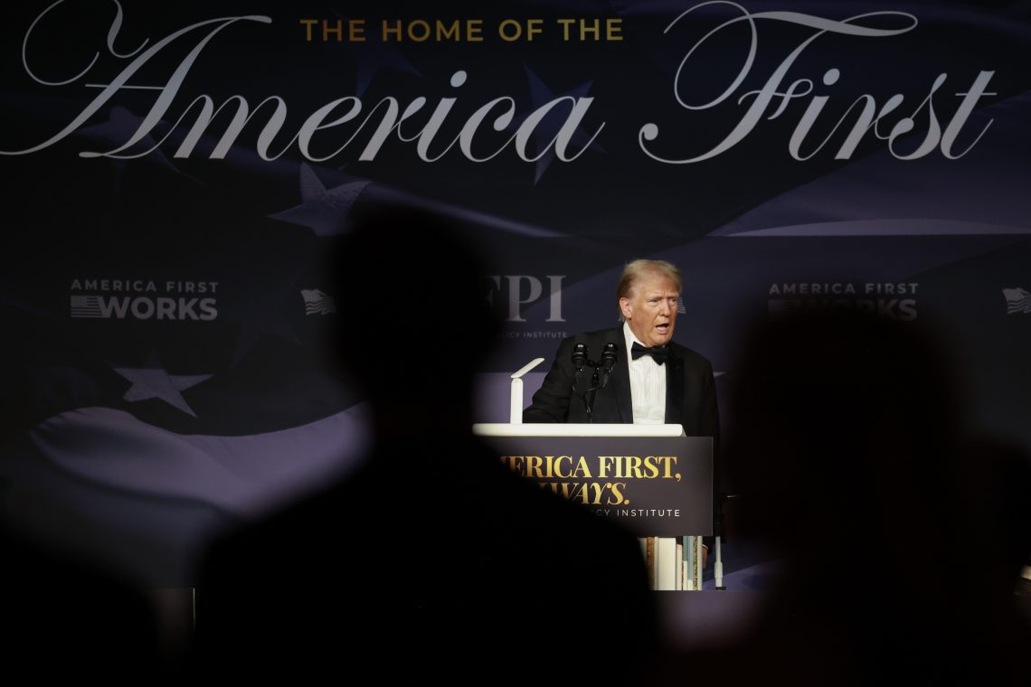 Der designierte US-Präsident Donald Trump spricht bei der America First Policy Institute Gala im Mar-a-Lago am 14. November 2024 in Palm Beach, Florida.