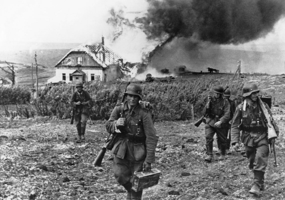 Die deutsche Wehrmacht im Juni 1942 in Charkow. Sie hinterließ vor allem in der Ukraine sogenannte „Feuerdörfer“. Das Bild ist Teil eines Beitrags über den Hitler-Stalin-Pakt und seine Folgen.