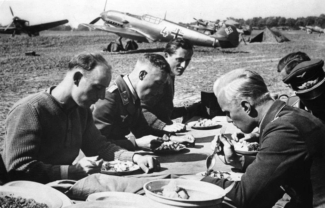 Die Luftwaffe der Wehrmacht auf einem Flugfeld, vermutlich in Polen. Die Aufnahme stammt vom 12. September 1939. Das Bild ist Teil eines Beitrags über den Hitler-Stalin-Pakt und seine Folgen.