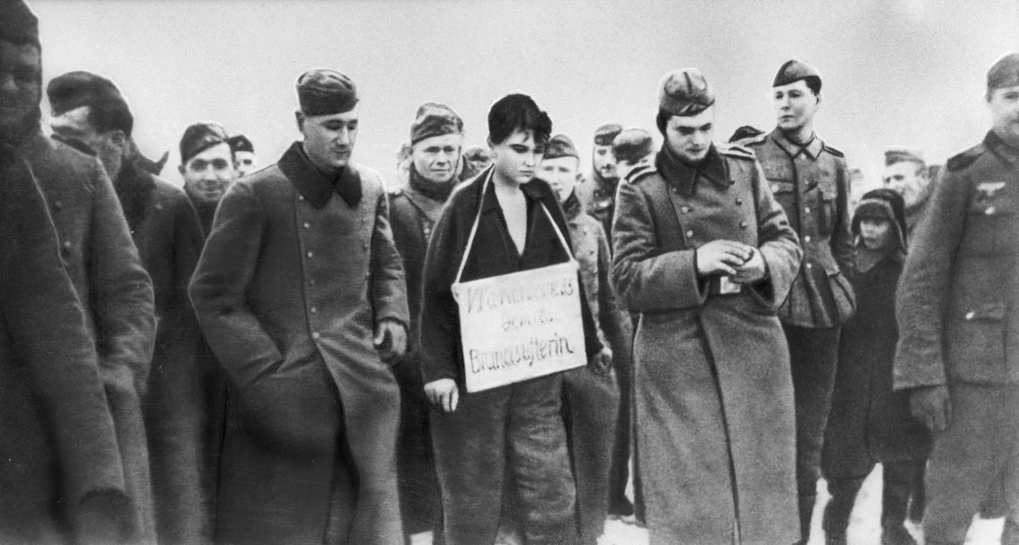 Soja Kosmodemjanskaja vermutlich am 29. November 1941, dem Tag ihrer Hinrichtung, in Petrischtschewo, dem Dorf, dessen Häuser sie anzünden sollte. Das Bild ist Teil eines Beitrags über den Hitler-Stalin-Pakt und seine Folgen.