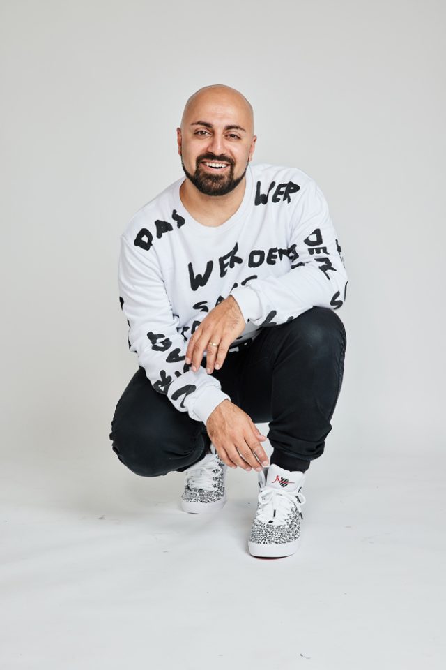 Ein Portrait von Ali Mahlodji. Das Bild ist Teil eines Podcast (Alles außer Politik mit Peter Filzmaier) bei dem er zu Gast war. Es ging um das Thema Integration.