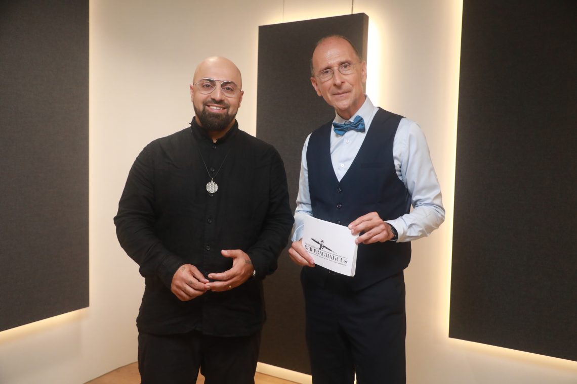 Der Unternehmer Ali Mahlodji und der Politanalyst Peter Filzmaier vor der Aufnahme des Podcast aus der Reihe Alles außer Politik, bei dem es diesmal um das Thema Integration ging.