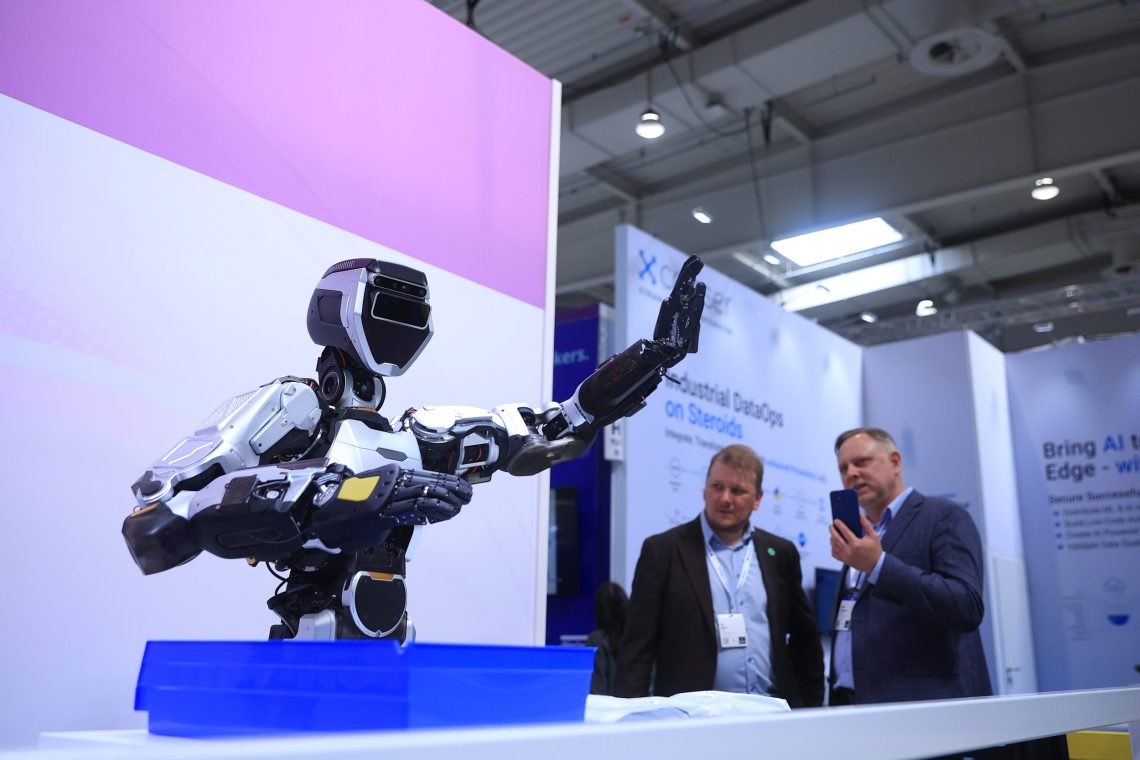 Ein humanoider Roboter am Stand der Microsoft Corp. auf der Hannover Messe 2025 in Hannover. Das Bild illustriert einen Artikel über Europas fehlende Innovationskraft.