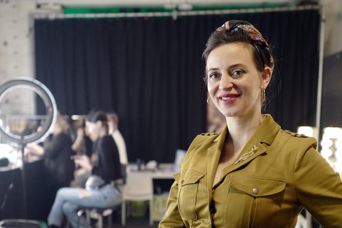 Designerin Lena Hoschek backstage bei der Berlin Fashion Week Autumn/Winter 2020.