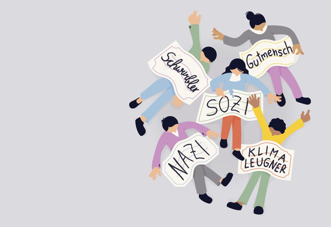Die Illustration zeigt fünf Personen, die jeweils ein Schild mit unterschiedlichen Begriffen tragen. Diese Begriffe stehen für Vorurteile, Etikettierungen oder abwertende Bezeichnungen, die in gesellschaftlichen Debatten verwendet werden. Eine Person hat ein Etikett mit der Aufschrift „Schwurbler“, ein Etikett ist mit „Gutmensch“, ein weiteres mit „Sozi“, eines mit „Nazi“ und eines mit „Klimaleugner“. Das Bild illustriert die Pragmaticus-Umfrage über politische Kultur.
