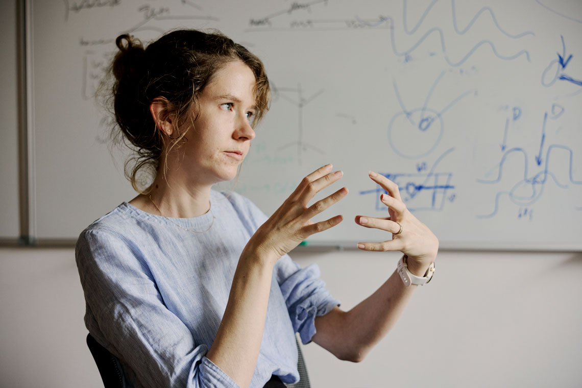 Ein Porträt von Amelia Douglass, die über Stress forscht.