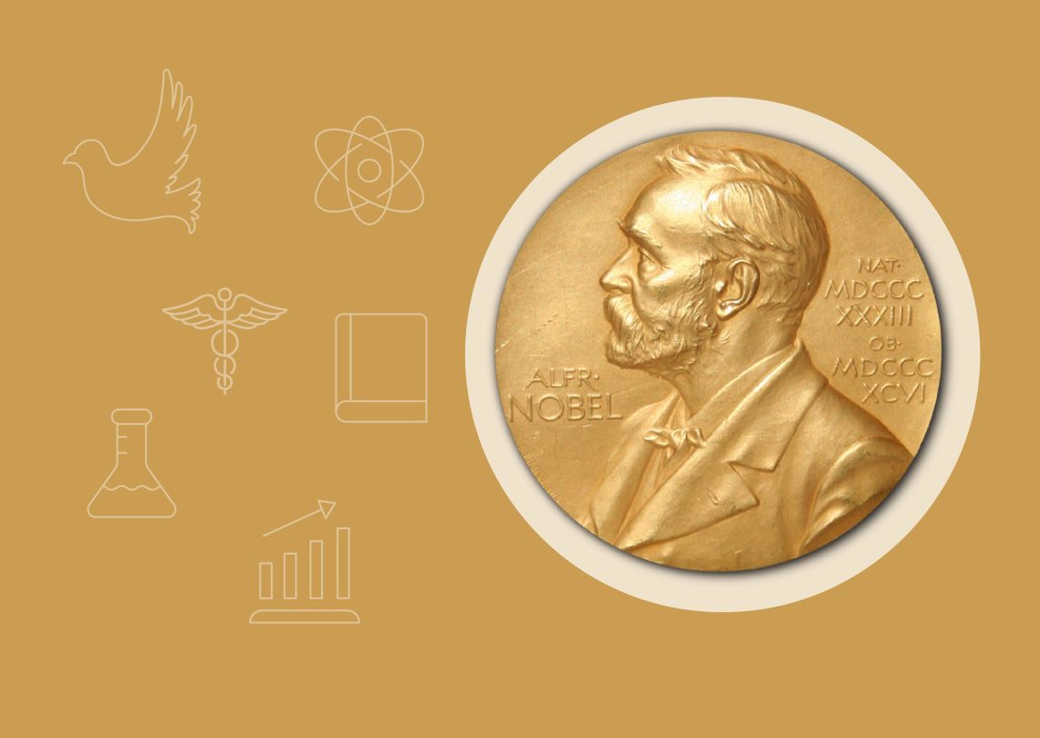 Das Bild zeigt eine goldene Medaille, die den Nobelpreis darstellt. Auf der Medaille ist das Profil von Alfred Nobel zu sehen, dem Stifter des Preises, sowie sein Name "ALFR. NOBEL" und römische Jahreszahlen eingraviert. Die Medaille ist auf einem goldenen Hintergrund platziert, der mit Symbolen ergänzt wurde. Diese Symbole repräsentieren verschiedene wissenschaftliche und kulturelle Bereiche, wie eine Taube für Frieden, ein Atom für Wissenschaft, ein Buch für Literatur, ein medizinisches Symbol für Physiologie oder Medizin, ein Reagenzglas für Chemie und ein Diagramm für Wirtschaft.
