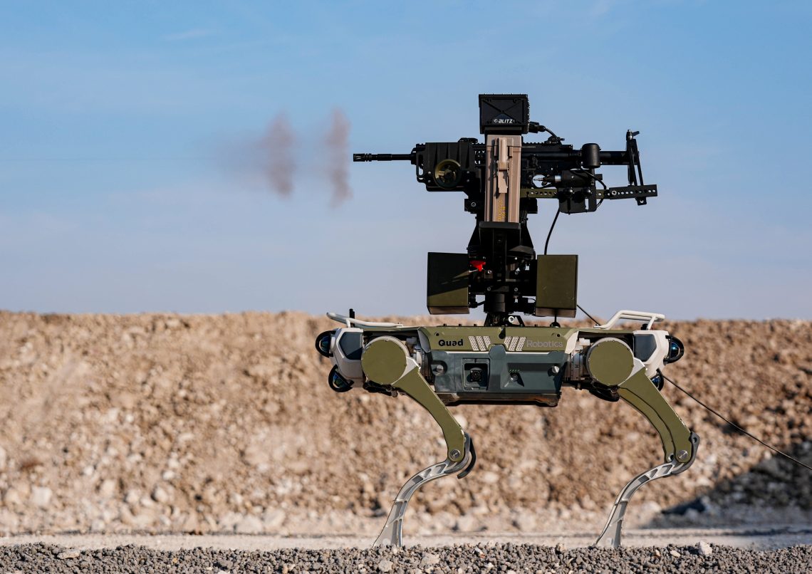 Der bewaffnete Roboterhund Bars mit einem feuernden Scharfschützengewehr auf dem Rücken. Das Bild illustriert einen Beitrag über autonome Waffen.
