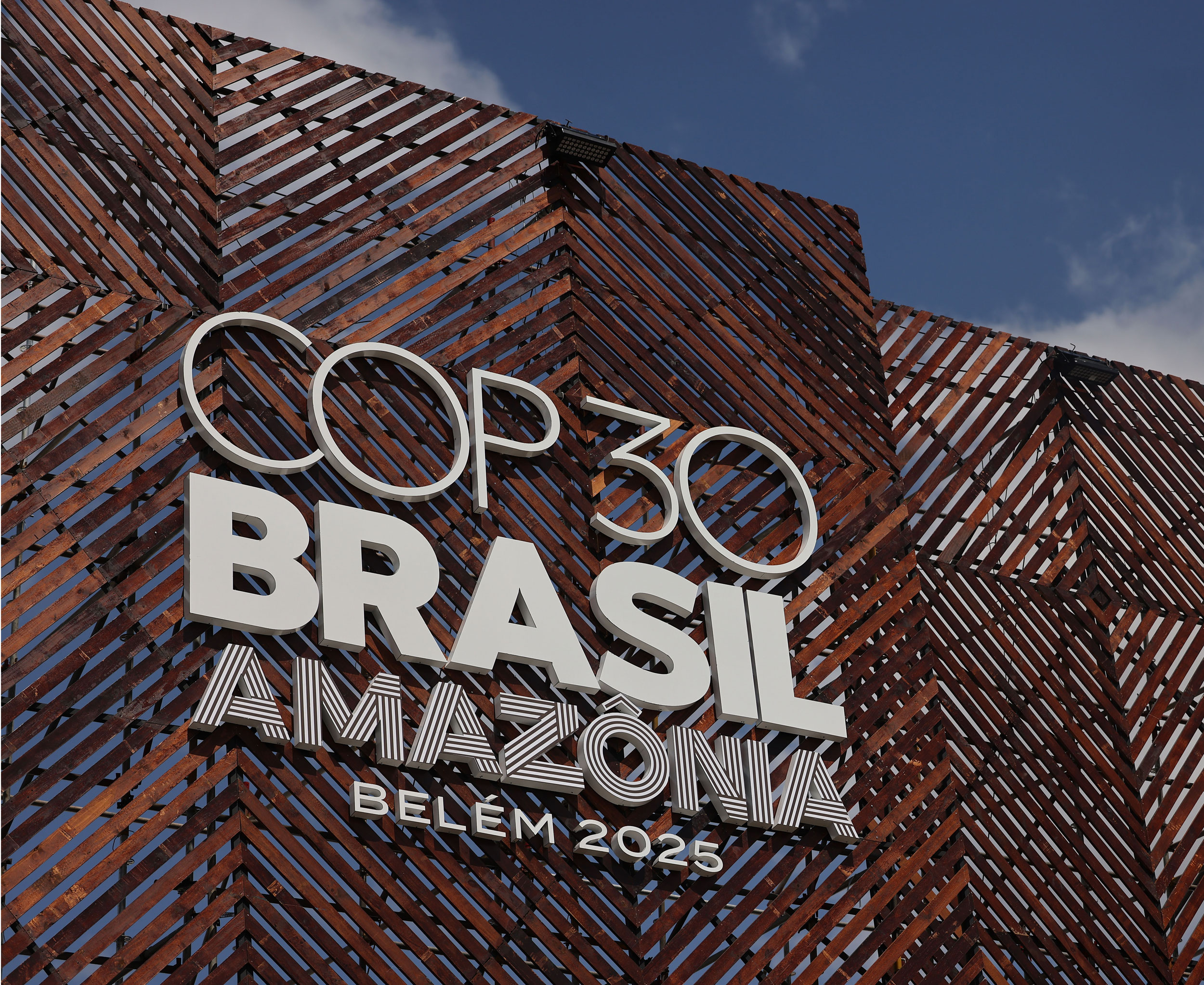 Vor dem Hauptgebäude der COP30, die vom 10. bis 21. November in Belém, Brasilien, stattfindet. Das Bild illustriert einen Artikel über Klimapolitik.