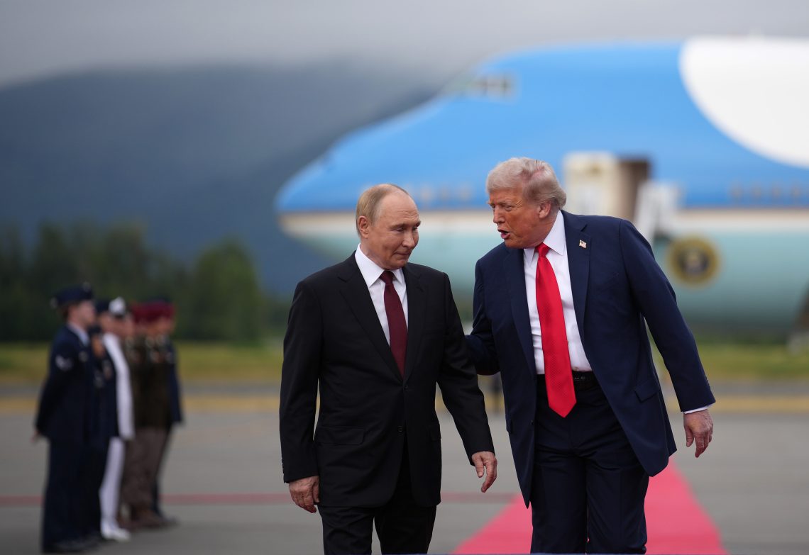 Donald Trump und Wladimir Putin bei einem Treffen im August 2025 auf einem US-Luftwaffenstützpunkt in Alaska. Das Bild illustriert einen Artikel darüber, warum Friedensverträge bzw. ein „Ukraine-Deal“ wertlos sind.