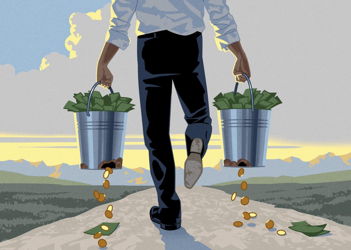 Ein Mann läuft einen Weg entlang und trägt in beiden Händen Metalleimer voller Geldscheine. Aus kleinen Löchern am Boden der Eimer fallen Münzen heraus. Das Bild illustriert einen Artikel zu einheitlichen Sozialleistungen in Österreich.