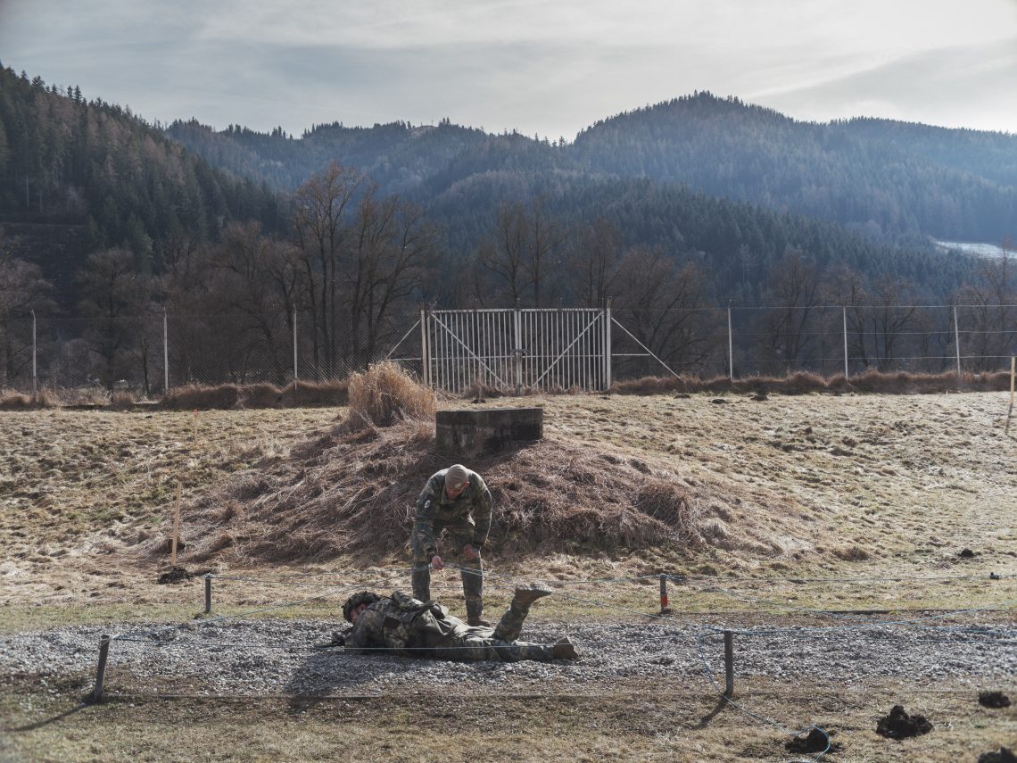 Bild zum Thema: NATO-Beitritt. Ein Soldat bei einer Übung in Allensteig muss unter Stacheldraht durch.