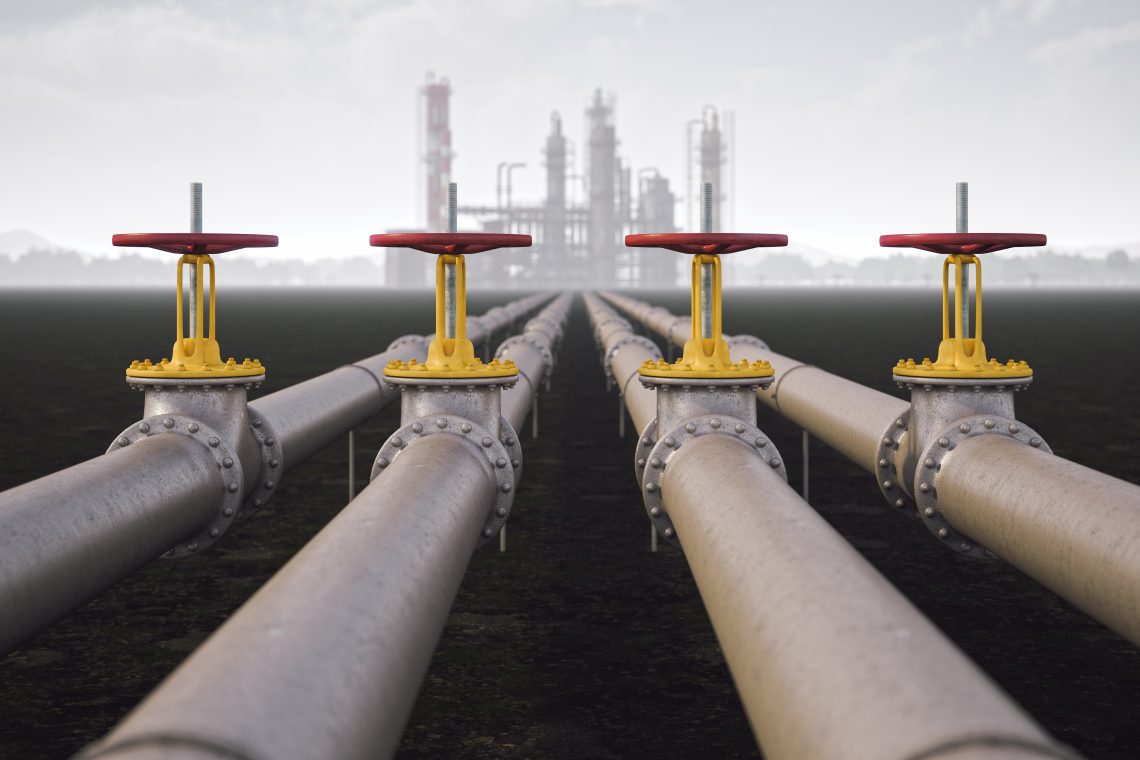 Ölraffinerie und Pipeline. Das Bild illustriert einen Artikel über Österreichs Energieversorgung.